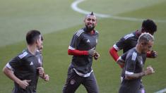 Ekspresi pemain Bayern Munchen, Arturo Vidal saat melakukan pemanasan di Ramon Sanchez Pizjuan Stadium, Sevilla, (2/4/2018). Bayern aakan melawan Sevilla pada leg pertama perempat final Liga Champions. (AFP/Cristina Quicler)