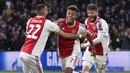 Pemain Ajax Amsterdam, David Neres, melakukan selebrasi usai membobol gawang Juventus pada laga Liga Champions di Stadion Johan Cruyff, Rabu (10/4). Kedua tim bermain imbang 1-1. (AP/Martin Meissner)