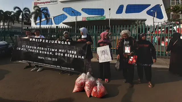Keluarga korban kerusuhan Mei 1998 menabur bunga di sekeliling Mal Klender. (Merdeka.com/Hari Ariyanti)
