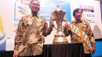 Justian Suhandinata (kanan) berpose dengan Piala Suhandinata di sela-sela acara drawing Kejuaraan Dunia Junior di Hotel Indonesia Kempinski, Jakarta, Kamis (28/9/2017). Kejuaraan ini digelar di Yogyakarta, 9-14 Oktober 2017. (foto: istimewa)