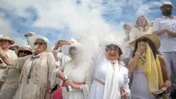 Para pengunjung melempar bedak saat ambil bagian dalam karnaval jalanan 'Los Indianos' di Santa Cruz de la Palma, Spanyol, Senin (4/3). Acara ini diakhiri dengan perang bedak antar para peserta dan semua orang yang ada di sekitarnya. (DESIREE MARTIN/AFP)