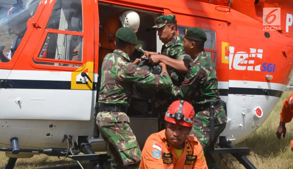 Tim gabungan evakuasi pendaki Gunung Rinjani membawa kantung jenazah saat tiba di Kantor Kecamatan Sembalun, Lombok Timur, NTB, Selasa (31/7). Pendaki yang dievakuasi atas nama Suharti (46), Erlin (26), dan M. Bagus (23). (Liputan6.com/HO/Pendam Udayana)