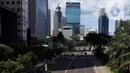 Suasana jalan di kawasan Sudirman, Jakarta, Jumat (25/12/2020). Libur Natal dan Tahun Baru 2021 membuat jalanan di beberapa wilayah Ibu Kota terpantau lengang tanpa kemacetan. (Liputan6.com/Angga Yuniar)