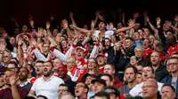 Fans Arsenal meberikan dukungan kepada timnya saat Laga lanjutan Liga Premier Inggris di Emirates Stadium. Minggu (04/10/2015). Arsenal menang 3-0. (Action Images via Reuters / Carl Recine)