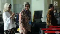 Wali Kota Tangerang Selatan yang juga Ketua Dewan Pengurus Apeksi, Airin Rachmi Diany (tengah)bersiap melakukan pertemuan dengan pimpinan KPK di Gedung KPK Jakarta, Kamis (18/1). (Liputan6.com/Helmi Fithriansyah)