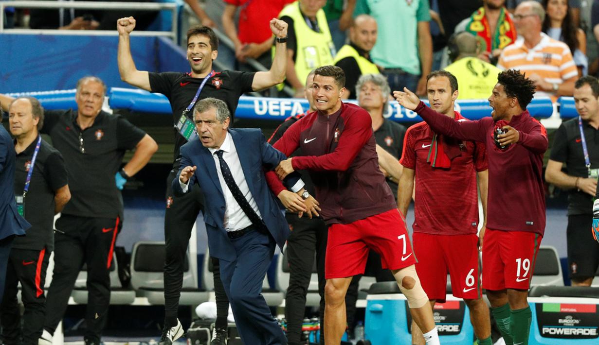 Cristiano Ronaldo berusaha memeluk pelatih Portugal, Fernando Santos, sesaat setelah memastikan gelar juara Piala Eropa 2016 di Stade de France, Saint-Denis, Senin (11/7/2016) dini hari WIB. (Reuters/John Sibley)