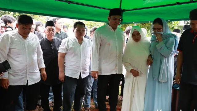 Rieke Diah Pitaloka di Pemakaman Mat Solar. [Budy Santoso]