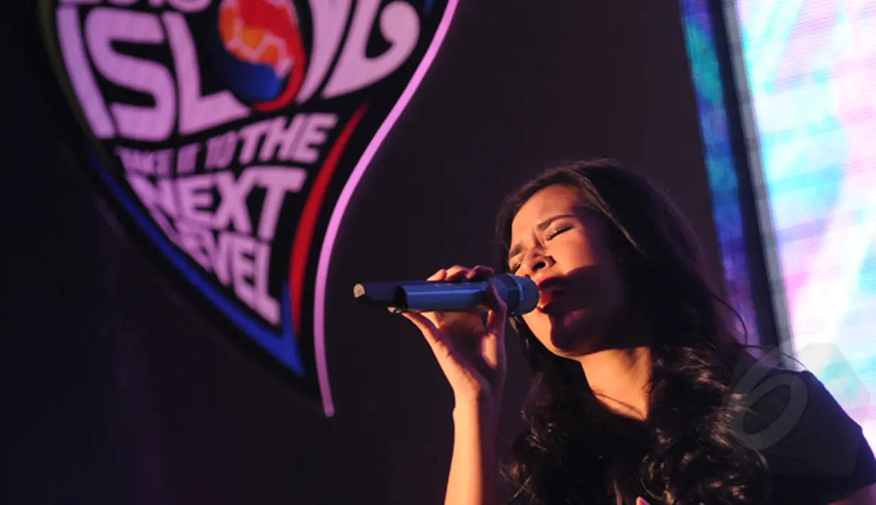 Ekspresi Raisa Andriana saat tampil memeriahkan malam peresmian gelaran Indonesia Super League 2015 di Lounge VVIP Barat Stadion GBK Jakarta, Sabtu (14/2/2015). (Liputan6.com/Helmi Fithriansyah)