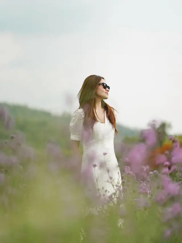 Aaliyah Massaid di Tengah Hamparan Bunga. [@aaliyah.massaid]