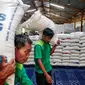Buruh memanggul beras bulog saat aktivitas bongkar muat, di gudang PT Food Station Tjipinang Jaya, Jakarta Timur, Jumat (3/2/2023). Guna memenuhi kebutuhan beras di Pasar Induk Beras Cipinang, Bulog juga akan menambah stok beras yang saat ini ada di Food Station dari 13 ribu ton menjadi 30 ribu ton. (Liputan6.com/Angga Yuniar)