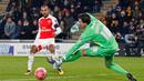 Striker Arsenal, Theo Walcott, saat mencetak gol ke gawang Hull City dalam partai ulang putaran kelima Piala FA di Stadion KC, Hull City, Rabu (9/3/2016) dini hari WIB. (Action Images via Reuters/Carl Recine)