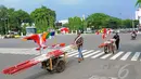 Menjelang perayaan hari Kemerdekaan 17 Agustus mendatang, pedagang bendera mulai marak di jalanan kota Jakarta, Minggu (3/8/14). (Liputan6.com/Faisal R Syam)