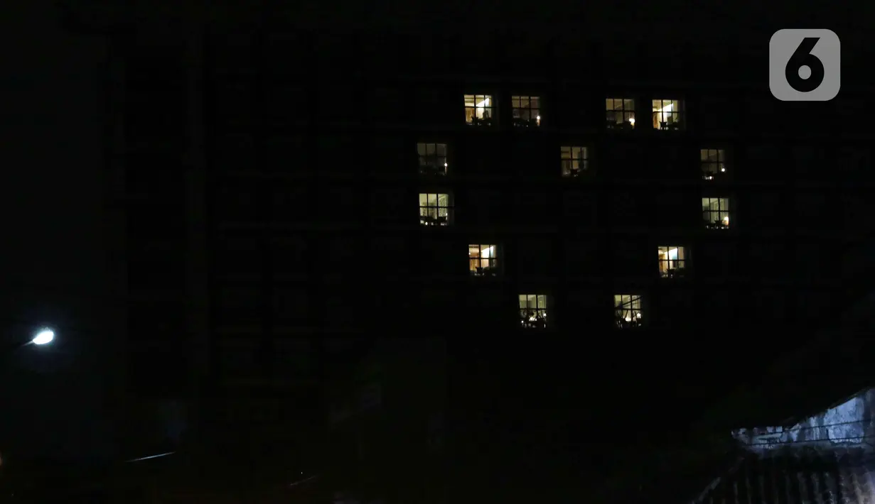 Salah satu hotel di kawasan Jalan Suryakencana Kota Bogor menyalakan sebagian lampu kamarnya hingga membentuk gambar hati, Jumat (10/4/2020). Gambar hati ini bentuk solidaritas keprihatinan sejumlah hotel di Indonesia atas pandemi Covid-19. (Liputan6.com/Helmi Fithriansyah)