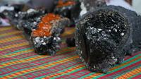 Petani Thailand Temukan Batu Hitam Mengkilap (Sumber: Viral Press)