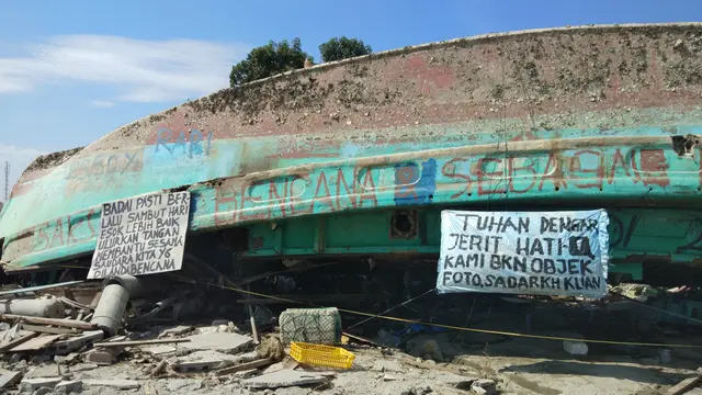 Korban gempa-tsunami Palu dan Donggala, Sulawesi Tengah menuliskan kalimat harapan dan permintaan di sejumlah tempat.