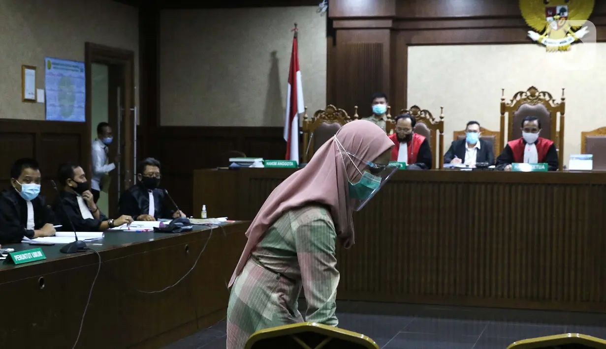 Jaksa Pinangki Sirna Malasari bersiap menjalani sidang perdana di Pengadilan Tipikor Jakarta, Rabu (23/9/2020). Pinangki didakwa dalam kasus dugaan korupsi dan tindak pidana pencucian uang terkait kepengurusan fatwa untuk Djoko Tjandra di Mahkamah Agung, (Liputan6.com/Helmi Fithriansyah)