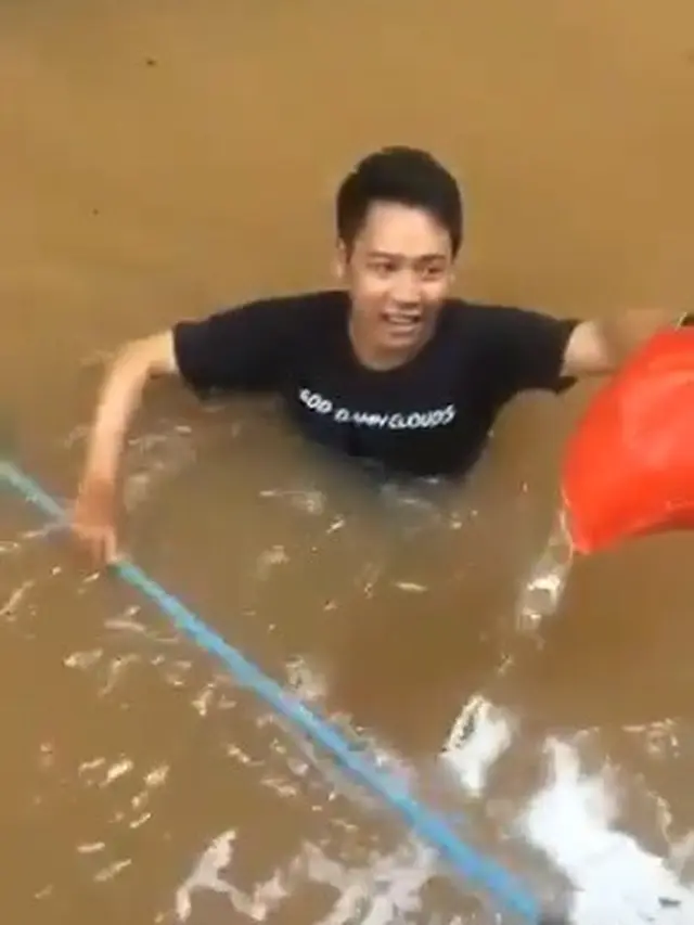 kisah heroik pria terjang banjir demi antar makanan