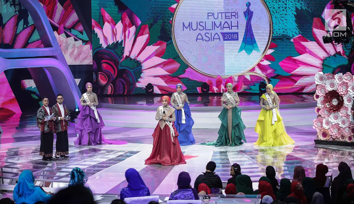 Ekspesi finalis asal Brunei Darussalam saat menjawab pertanyaan yang diajukan dewan juri dalam malam puncak Puteri Muslimah Asia 2018 di Jakarta, Senin (7/5). (Liputan6.com/Faizal Fanani)