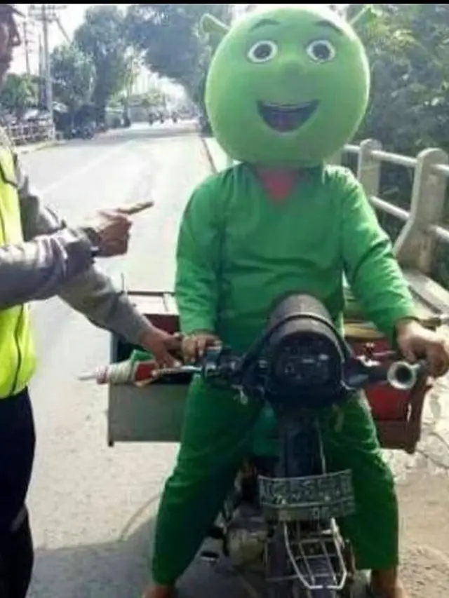 6 Potret Orang Pakai Kostum Nyeleneh Saat Jual Makanan