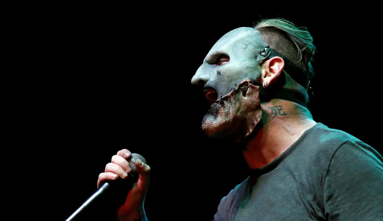 Vokalis Slipknot, Corey Taylor bernyanyi dalam acara "Ozzfest Meets Knotfest" di Hollywood Palladium, Los Angeles , AS , 12 Mei 2016. Nantinya akan lebih dari 40 band yang tampil dalam festival ini. (REUTERS / Mario Anzuoni)