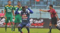Gelandang Arema FC, Makan Konate, berhasil mencetak satu gol sekaligus membantu timnya menang 2-1 atas Sriwijaya FC, pada laga terakhir Liga 1 bersama Bukalapak di Stadion Kanjuruhan, Kabupaten Malang, Minggu (9/12/2018) sore WIB. (Bola.com/Iwan Setiawan)
