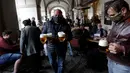 Seorang pria membawa bir di teras restoran di Praha, Republik Ceko, Senin, (11/5/2020). Dicabutnya pembatasan sosial oleh pemerintah Republik Ceko membuat sebagian besar warganya antusias merayakan kegembiraannya dengan berpesta bir. (AP/Petr David Josek)