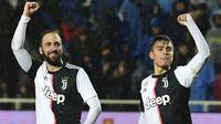 Striker Juventus, Gonzalo Higuain dan Paulo Dybala, merayakan kemenangan atas Atalanta pada laga Serie A Italia di Stadion Atleti Azzurri, Bergamo, Sabtu (23/11). Atalanta kalah 1-3 dari Juventus. (AFP/Miguel Medina)