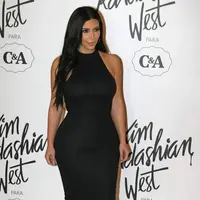 Kim Kardashian pernah terlibat kecelakaan mobil pada Februari 2015. Ia merupakan penumpang ketika mobil yang dinaikinya menabrak es di jalan raya hingga akhirnya berhenti di selokan. (Bintang/EPA)