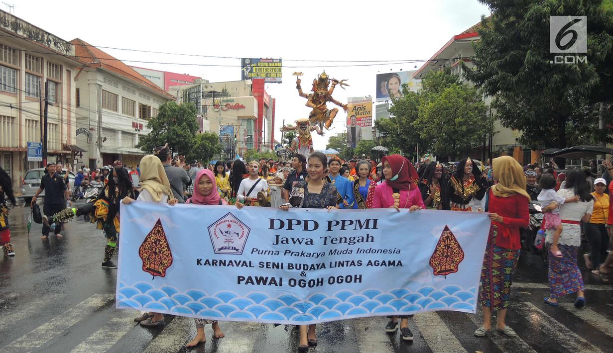 Sejumlah wanita saat meramaikan Karnaval Seni Budaya Lintas Agama di kawasan Jalan Pemuda  Semarang, Minggu (25/3). Acara ini juga diikuti komunitas budaya lainnya hingga berjumlah 25  atraksi dari berbagai daerah di Jawa Tengah. (Liputan6.com/Gholib)