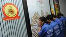 Enam orang tersangka penyelundup ganja diperlihatkan saat rilis di Jakarta, Selasa (24/5/2016). Petugas menahan enam orang tersangka dengan barang bukti narkoba jenis ganja seberat satu ton. (Liputan6.com/Helmi Fithriansyah)