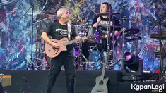 Konser perayaan ulang tahun Iwan Fals ke-61 itu dibuka dengan lagu bertajuk '15 Juli 1996'. Dalam konsernya tersebut, pemilik nama Virgiawan Liestanto itu membawa serta band pengiringnya yang disebut Iwan Fals dan Band. Menariknya, putra bungsunya yakni Raya Rambu Rabbani turut dipercaya sebagai drummer. (KapanLagi.com/Budy Santoso)