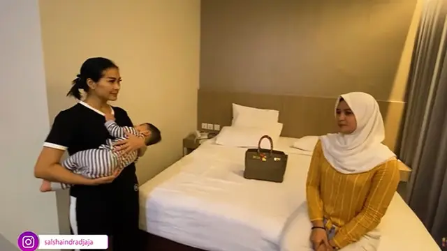 6 Momen Iis Dahlia Momong Anak Rizki DA, Telaten Bak Cucu Sendiri