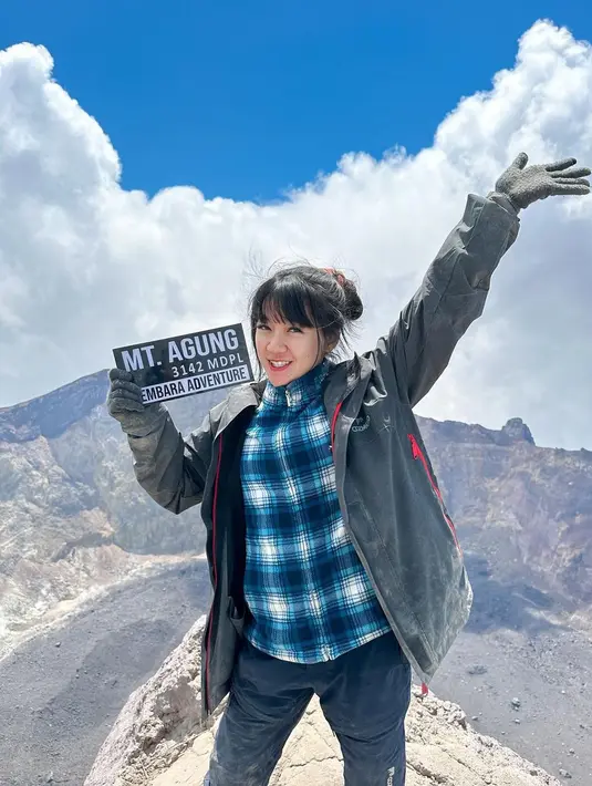 Seperti potret ini, Cindy Gulla tampil kece dengan plaid top, jaket parka dan long pants.  [@cgulla]