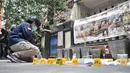 Tim Laboratorium Forensik (Labfor) Bareskrim Polri mengidentifikasi barang bukti yang ditemukan di rumah terduga teroris di Jalan Belibis V, Semper Barat, Cilincing, Jakarta, Senin (23/9/2019). Terduga teroris itu berafiliasi dengan kelompok Jamaah Ansharut Daulah (JAD). (merdeka.com/Iqbal Nugroho)