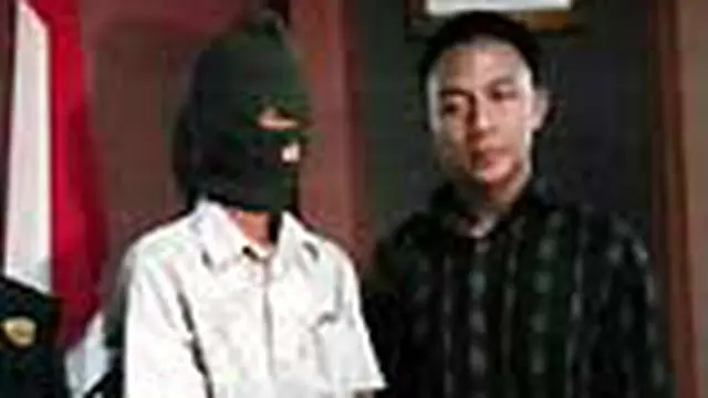 Pria berinisial P diringkus petugas Bea Cukai Surakarta karena berusaha menyelundupkan shabu seberat 1,2 kg. Barang bukti dari Malaysia itu ditaksir mencapai Rp 2,4 miliar. 