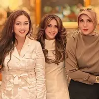 Awet muda Diana Pungky dan Marini Zumarnis. (credit: instagram.com/marinizumarnisreal)