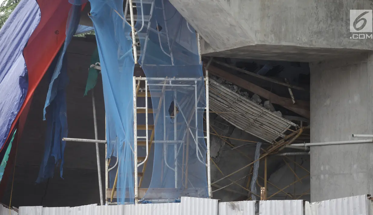 Kondisi kontruksi beton proyek light rapid transit ( LRT)  yang roboh di Kayu Putih, Jakarta Timur, Senin (22/1). Menurut polisi, konstruksi LRT itu roboh saat dilakukan pemasangan box girder. (Liputan6.com/Arya Manggala)