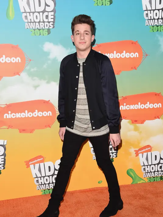 Kedekatan mereka kerap terlihat ketika menggarap project single yang bertajuk 'We Dont Talk Anymore'. Charlie dan Selena kerap mesra ketika dijumpai di berbagai acara musik. (AFP/Bintang.com)