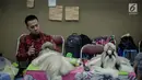 Peserta menata bulu anjing mereka saat mengikuti kontes anjing "CAC International Dog Show 2018" di Ecovention, Ancol, Jakarta, Minggu (4/2). Kegiatan ini bertujuan untuk menjalin silaturahmi bagi penggemar anjing peranakan. (Liputan6.com/Faizal Fanani)