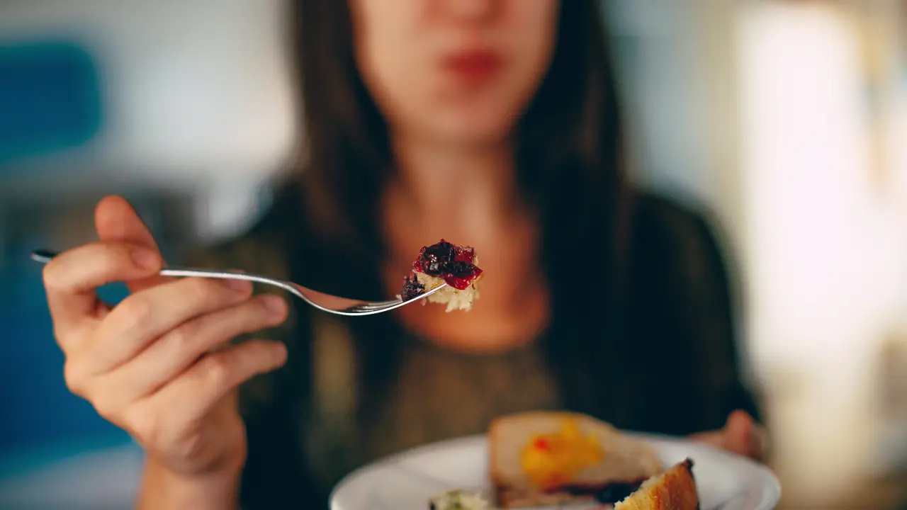 <p>Ilustrasi keracunan makanan/credit: pexels.com/helena</p>