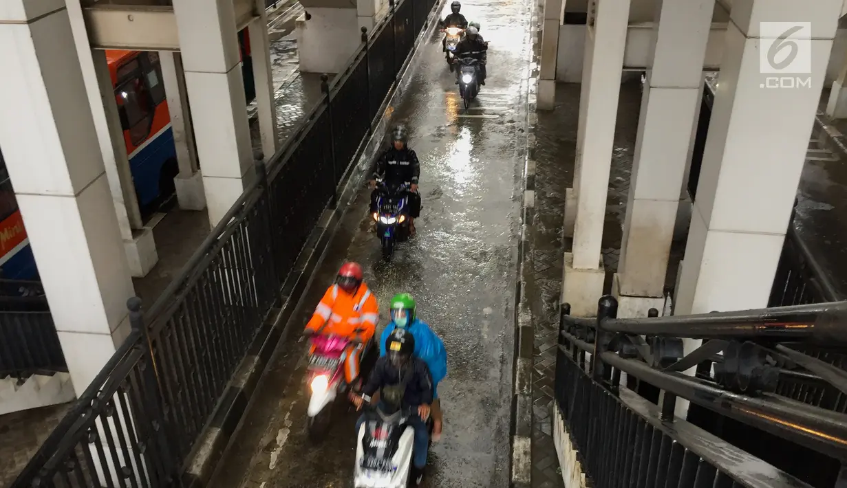 Sejumlah pengendara sepeda motor melintas di jalur bus di Terminal Manggarai, Jakarta, Senin (15/1). Para pengendara ini nekat menerobos jalur yang tak semestinya mereka melewati dan juga prilaku ini melanggar aturan. (Liputan6.com/Immanue Antonius)