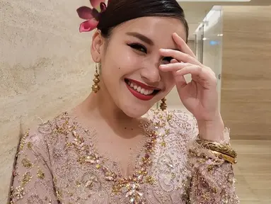 Ayu Ting Ting yang dipercaya sebagai salah satu dewan juri ajang pencarian dangdut begitu cantik paripurna dengan tema Melayu night. Pelantun lagu Alamat Palsu ini tampak mengenakan baju kurung warna nude dengan aksen payet emas yang menambah kesan mewah. (Liputan6.com/IG/@ayutingting92)