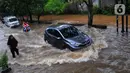<p>Kendaraan menerobos banjir di Jalan Benteng, Duta Kranji, Kalibaru, Bekasi, Jawa Barat, Jumat (24/2/2023). Hujan yang turun di Bekasi sejak Kamis malam mengakibatkan sejumlah wilayah di Bekasi tergenang hingga lebih dari 50 cm. (merdeka.com/Imam Buhori)</p>