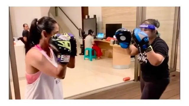 5 Potret Dewi Perssik Belajar Boxing dan Muaythai, Penuh Energik