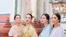 Riasannya pun tak kalah menawan. Dengan pulasan lipstik merah menyala dan gaya rambut sleek bun yang ditata rapi, Tasya tampak bak karakter utama dalam drama kerajaan Thailand.  [@tasyafarasya].