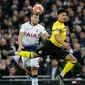 Duel udara bek Tottenham Hotspur, Toby Alderweireld dan pemain Borussia Dortmund, Jadon Sancho pada leg pertama 16 besar Liga Champions di Stadion Wembley, London, Rabu (13/2). Tottenham Hotspur menang telak 3-0 atas Borussia Dortmund. (AP/Frank Augstein)