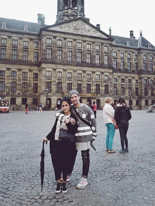 Pasangan yang belum juga dikaruniai momongan ini juga terlihat cukup sering liburan ke luar negeri, dan pastinya dengan outfit yang untik. Seperti kali ini busana Tarra dan Gya memang berbeda namun tetap berwarna senada. (Instagram/tarrabudiman)