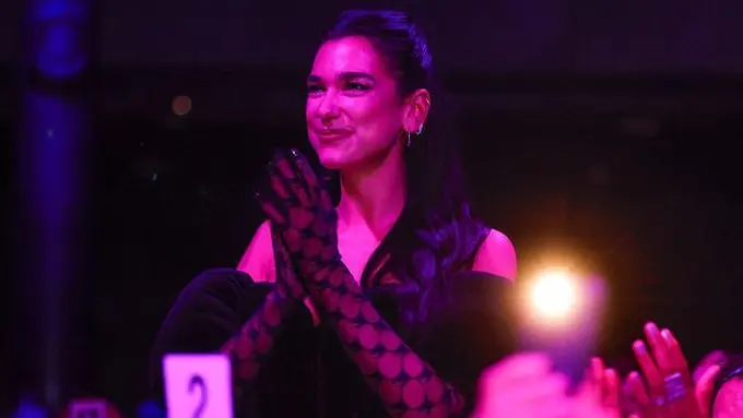 Adu Gaya Dua Lipa dan Permaisuri Camilla dalam Balutan Gaun Hitam