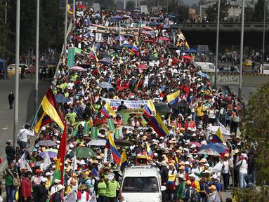 Ribuan guru melakukan aksi unjuk rasa di Bogota, Kolombia, Selasa (6/6). Pada aksinya, massa guru menuntut kenaikan gaji dan kondisi kerja yang lebih baik. (AP Photo / Fernando Vergara)