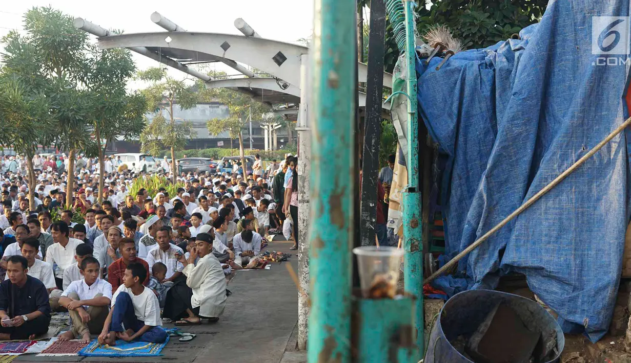 Warga berkumpul untuk melaksanakan salat Id di kawasan persimpangan Pasar Senen, Jakarta, Rabu (5/6/2019). Hari Raya Idul Fitri 1440 H dirayakan berbagai umat Muslim di seluruh Indonesia dan dunia. (Liputan6.com/Immanuel Antonius)